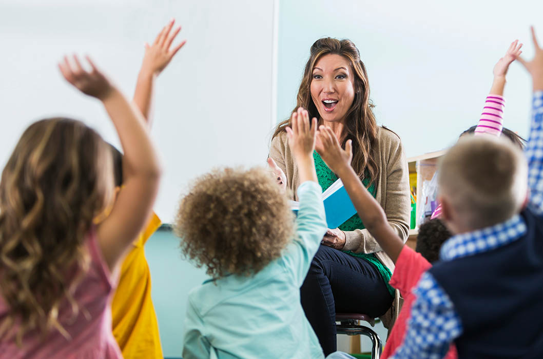 Woman in front of a volunteering students